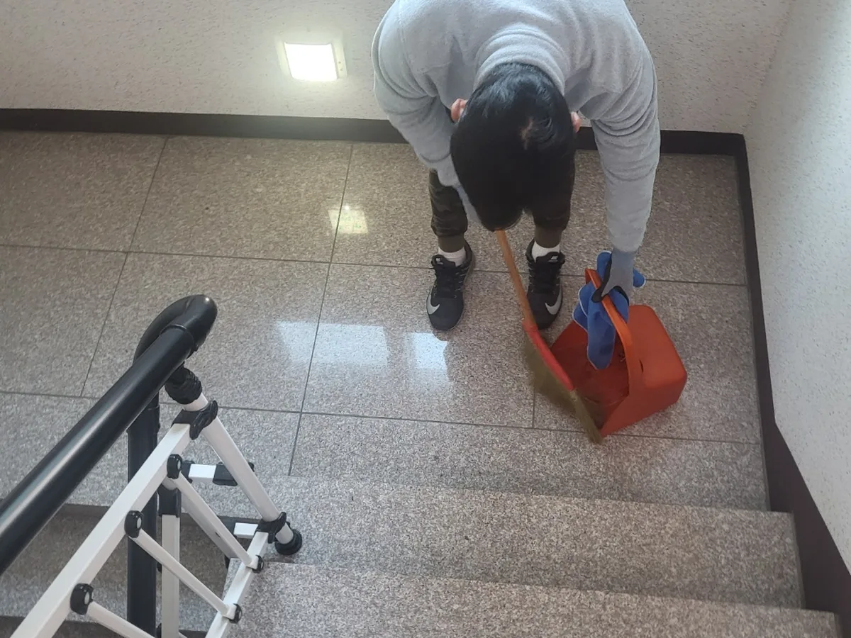 검단구 대곡동 빌라 공동현관 장비 주변 정밀 위생청소 사례 - 행진크린