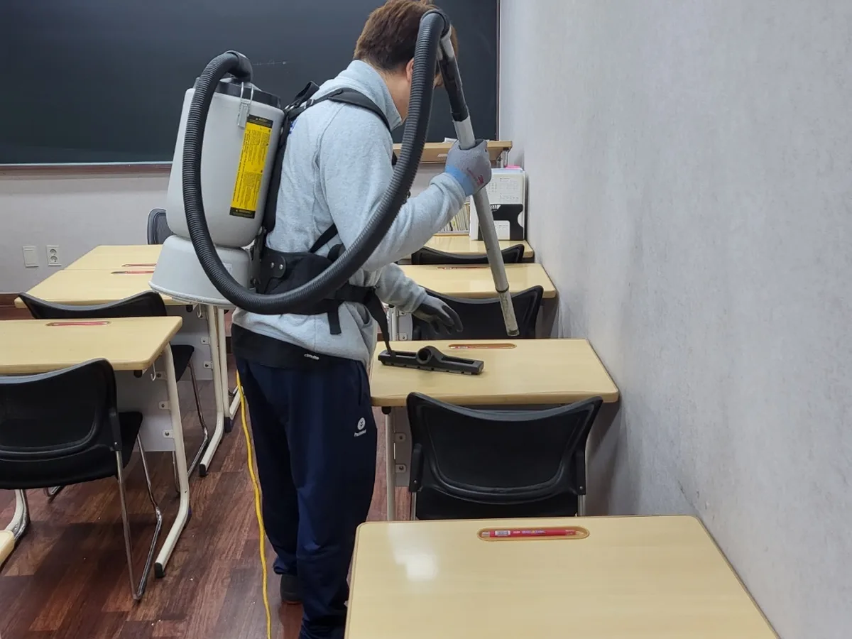 연수구 옥련동 학교 현관·중앙홀 바닥 위생청소 사례 - 행진크린