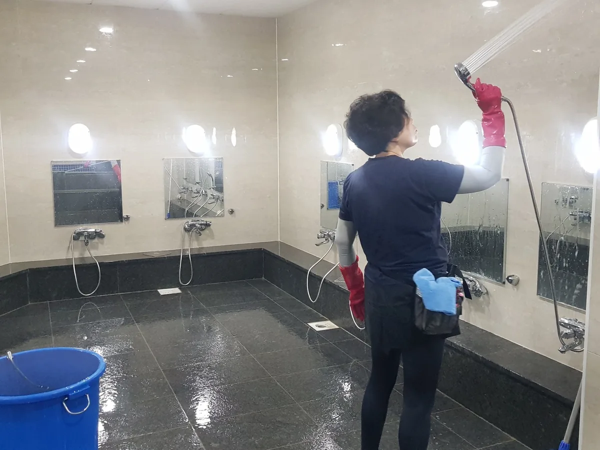 영종구 운북동 목욕탕 탈의실·파우더룸 바닥 위생청소 사례 - 행진크린