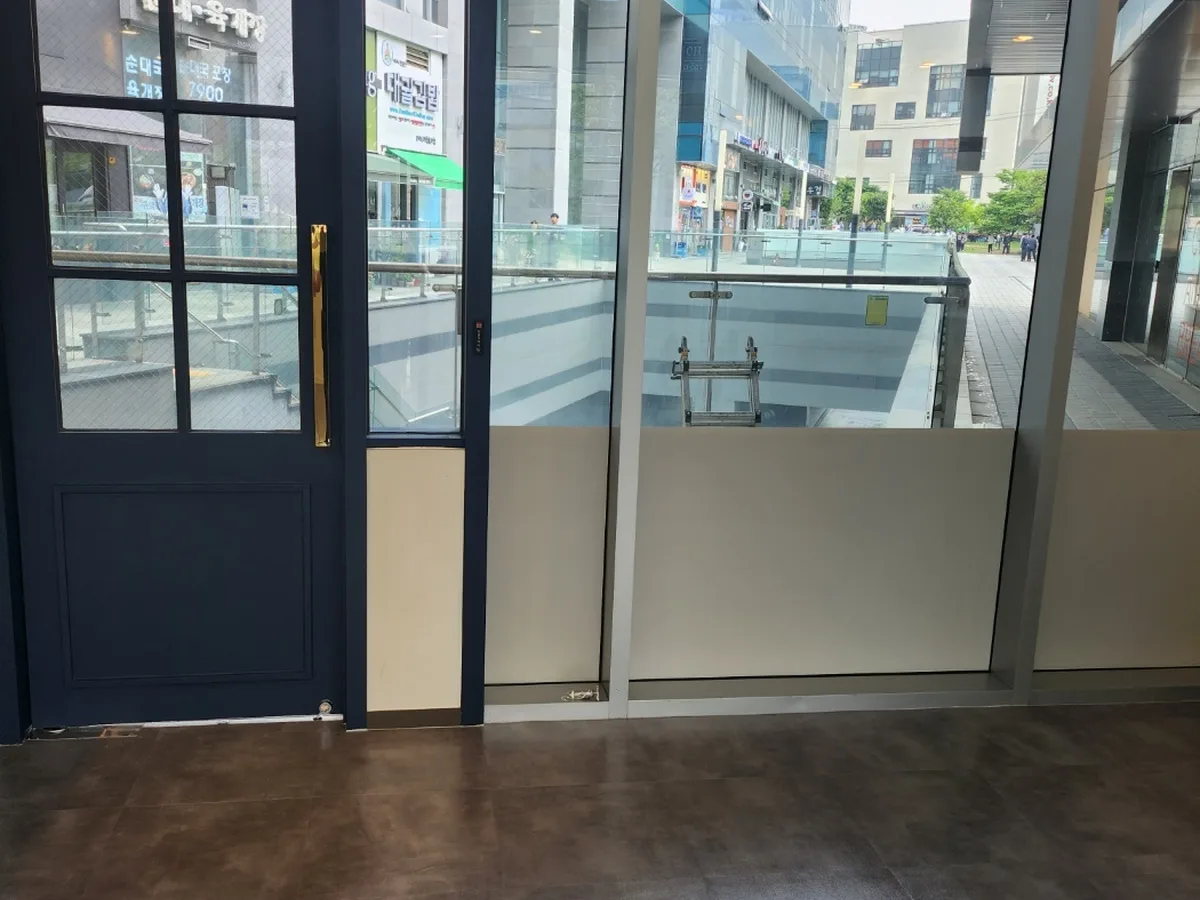 검단구 불로동 현장 출입문·프레임 바닥 위생청소 사례 - 행진크린